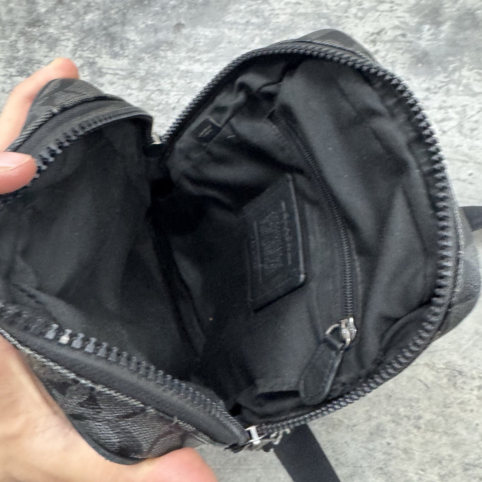 Coach Black Gray Logo Crossbody Bag Adjustable Strap Inner Outer Pockets Men