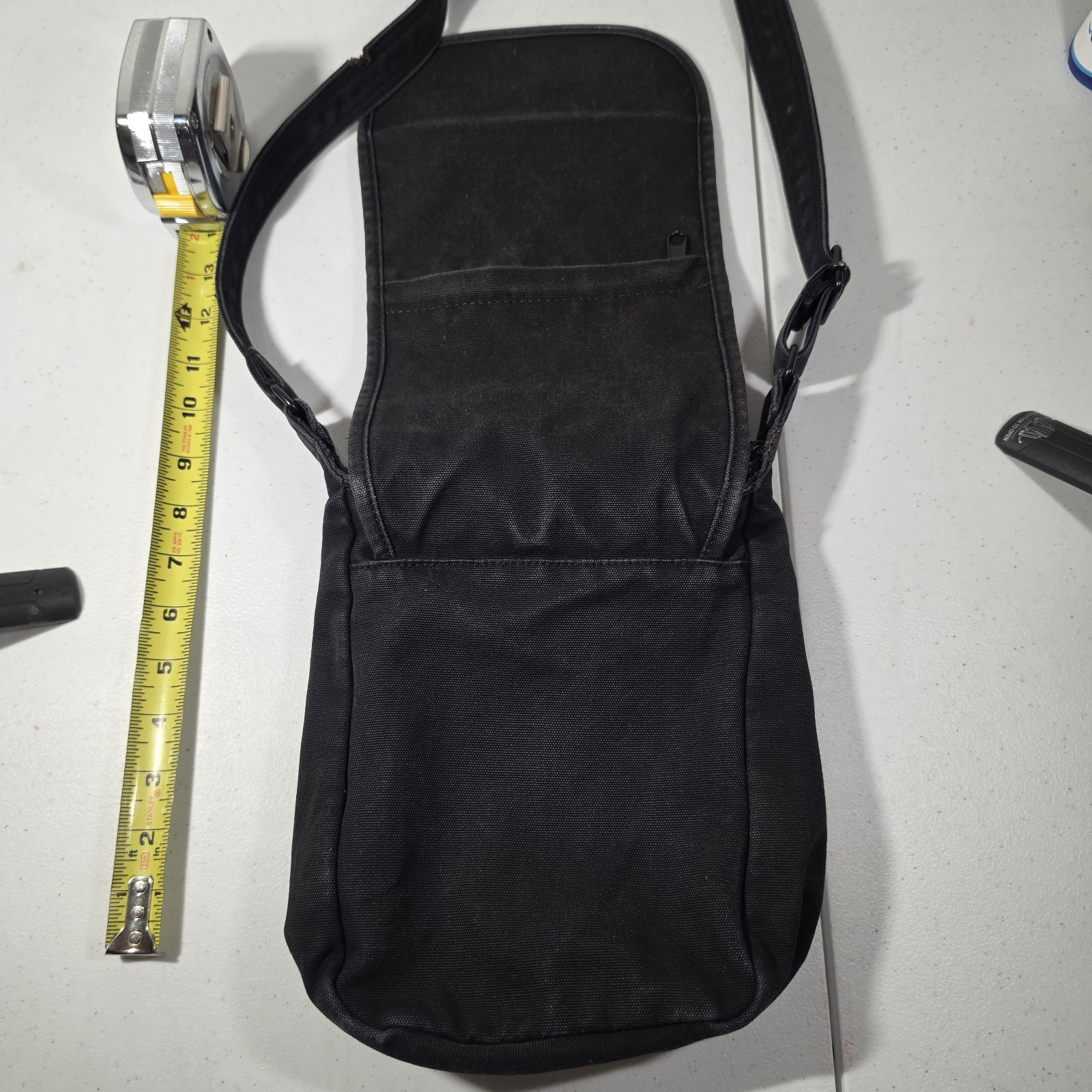 KAVU Kicker Canvas Crossbody/Messenger Bag With Flap Closure. Black. READ..