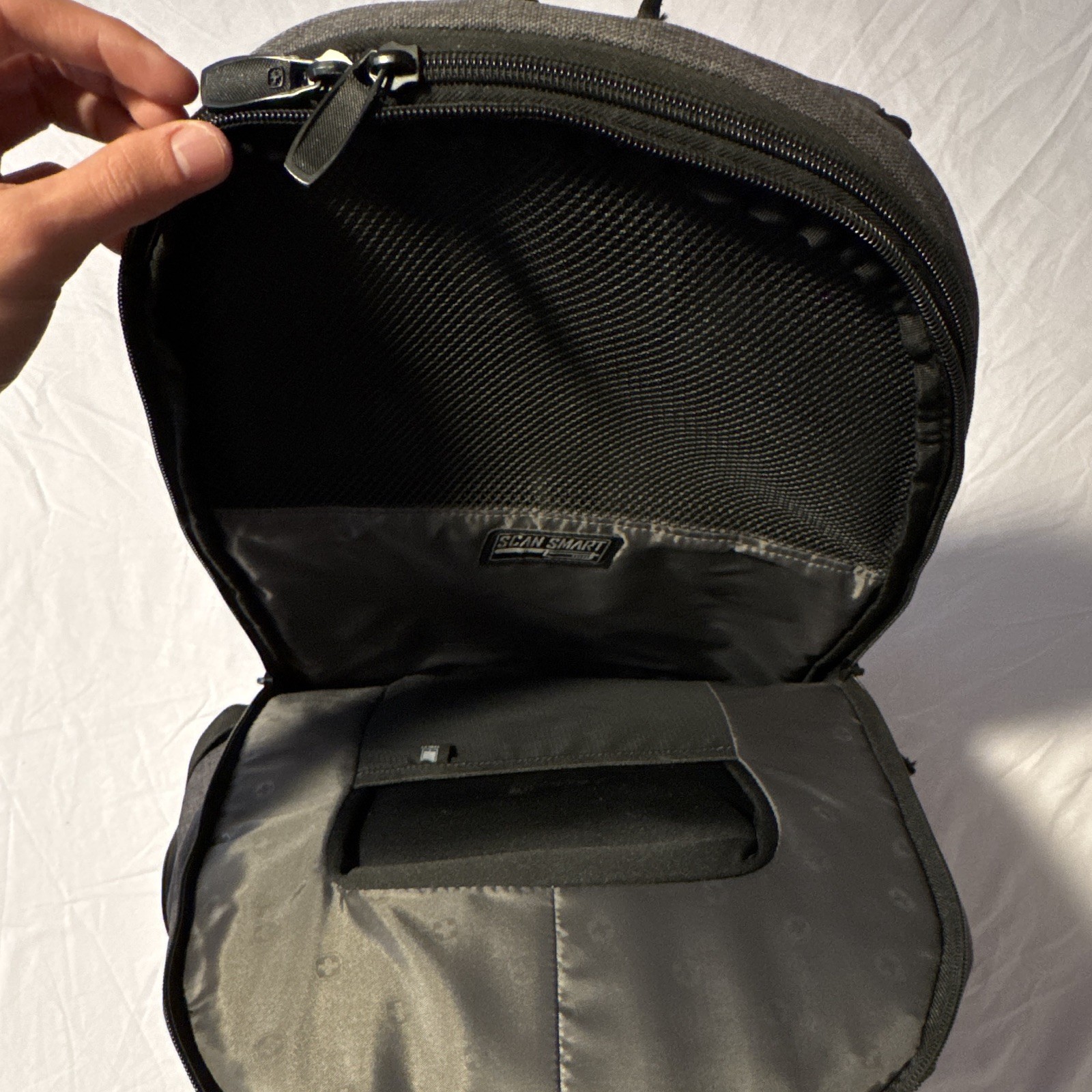 SWISSGEAR 1900 ScanSmart Laptop Backpack 17″ Black/Gray TSA-Approved Airflow
