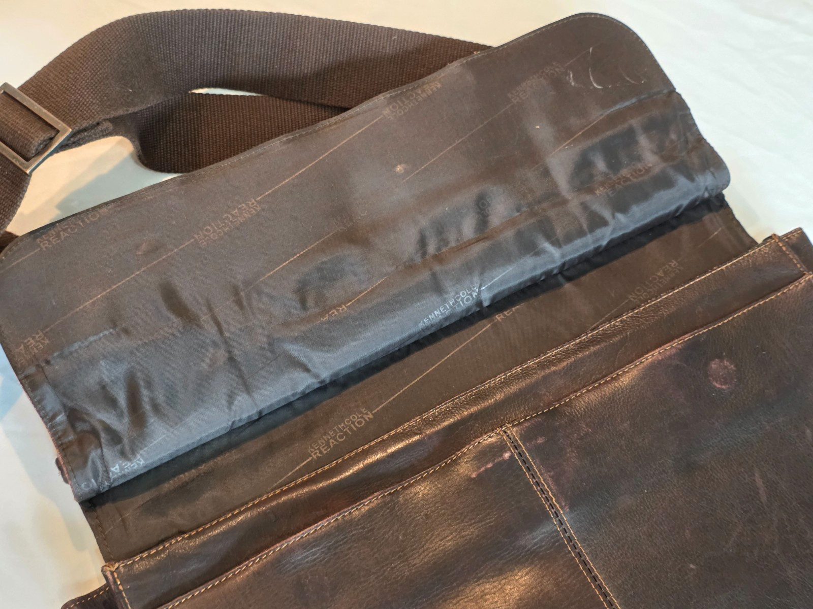 Kenneth Cole Reaction #524451 Laptop Shoulder Messenger Bag Brown Leather?