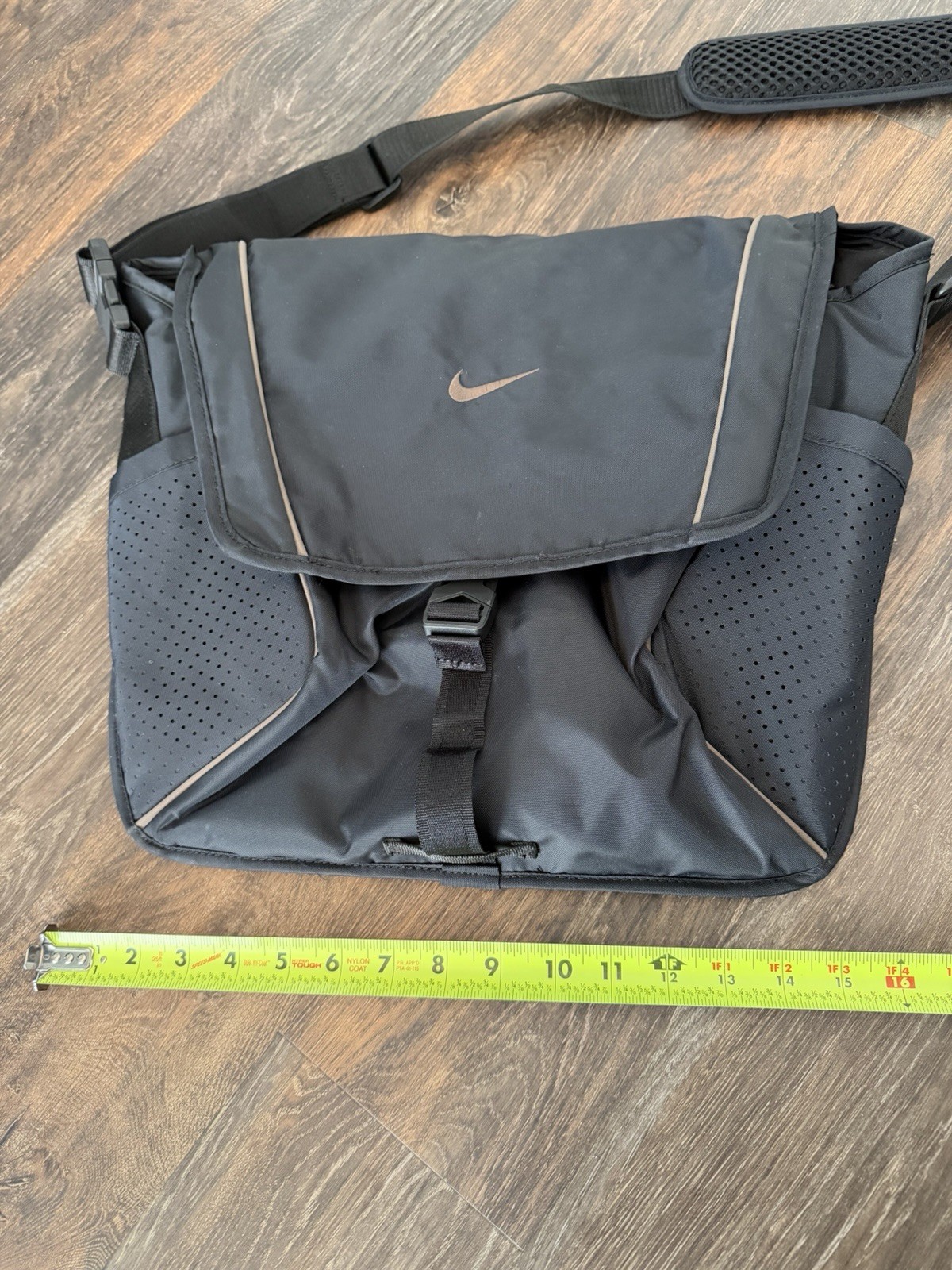 Nike Sportswear Essentials Messenger Bag 15L Black Ironstone DJ9792-010