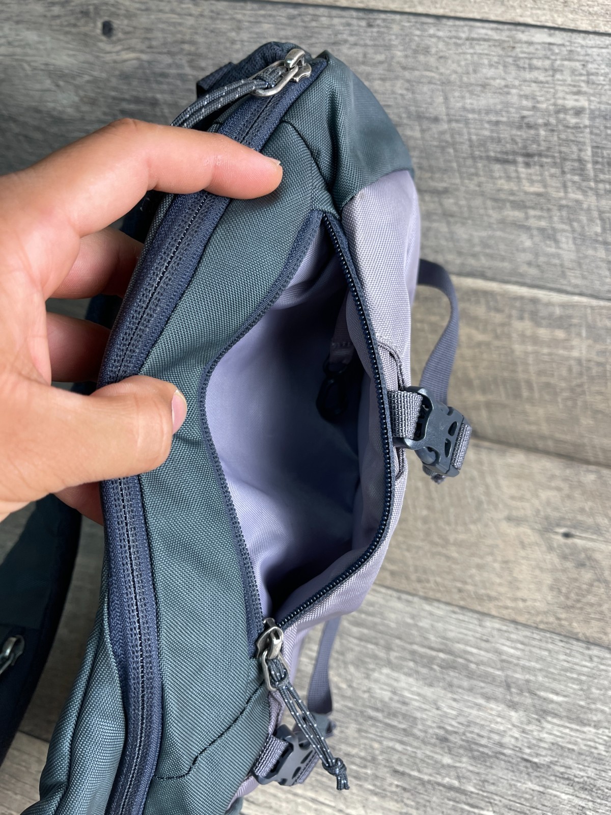 Patagonia Bag Atom Sling Pack Green Gray Zip Inner Pocket Adjustable Crossbody
