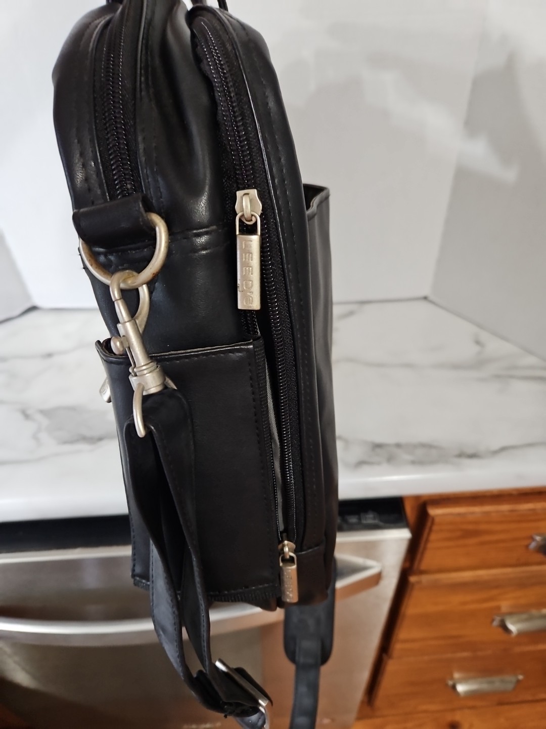 Leeds Touchmark Consulting Leather Shoulder Laptop Carry Case Black Men’s