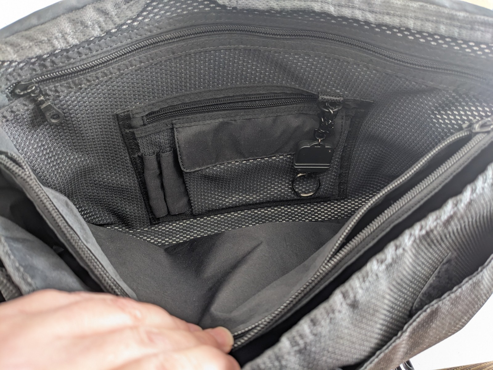 TUMI T2 Expandable Ballistic Messenger Bag Portfolio Case Shoulder Expandable