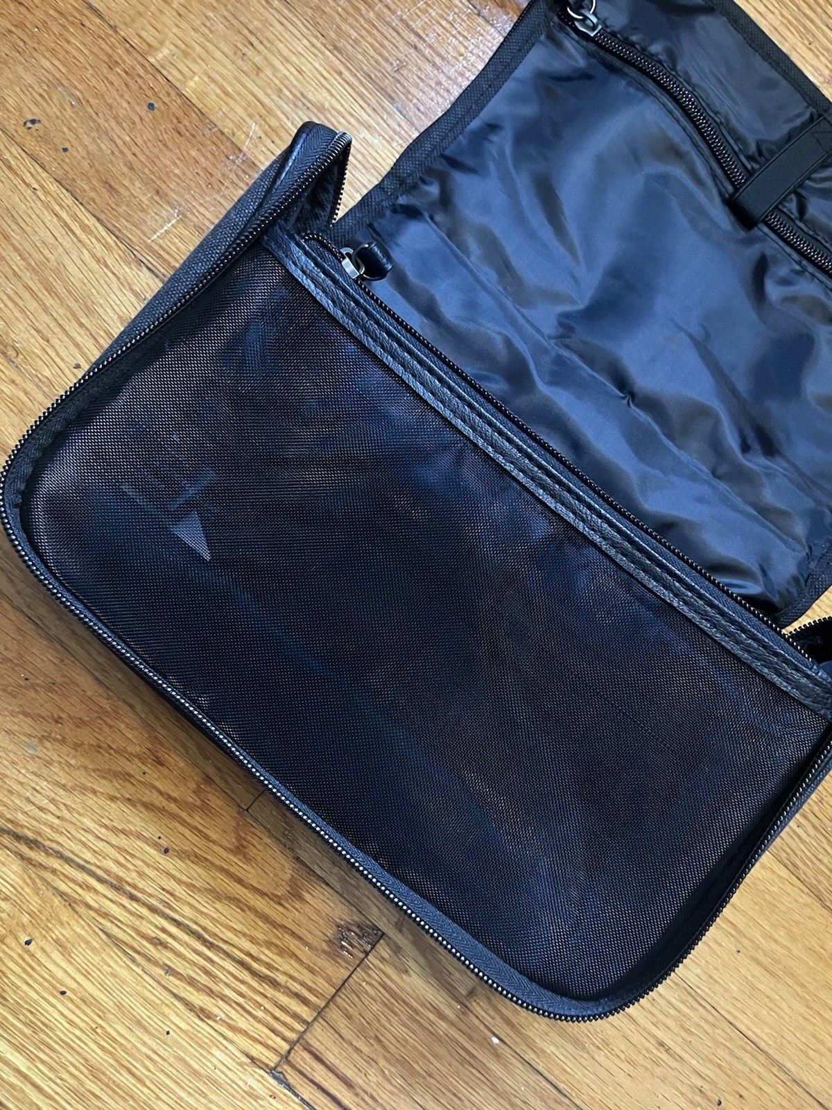John Varvatos Travel Toiletry Bag. Gray 10″×7″×4″ in Dimensions