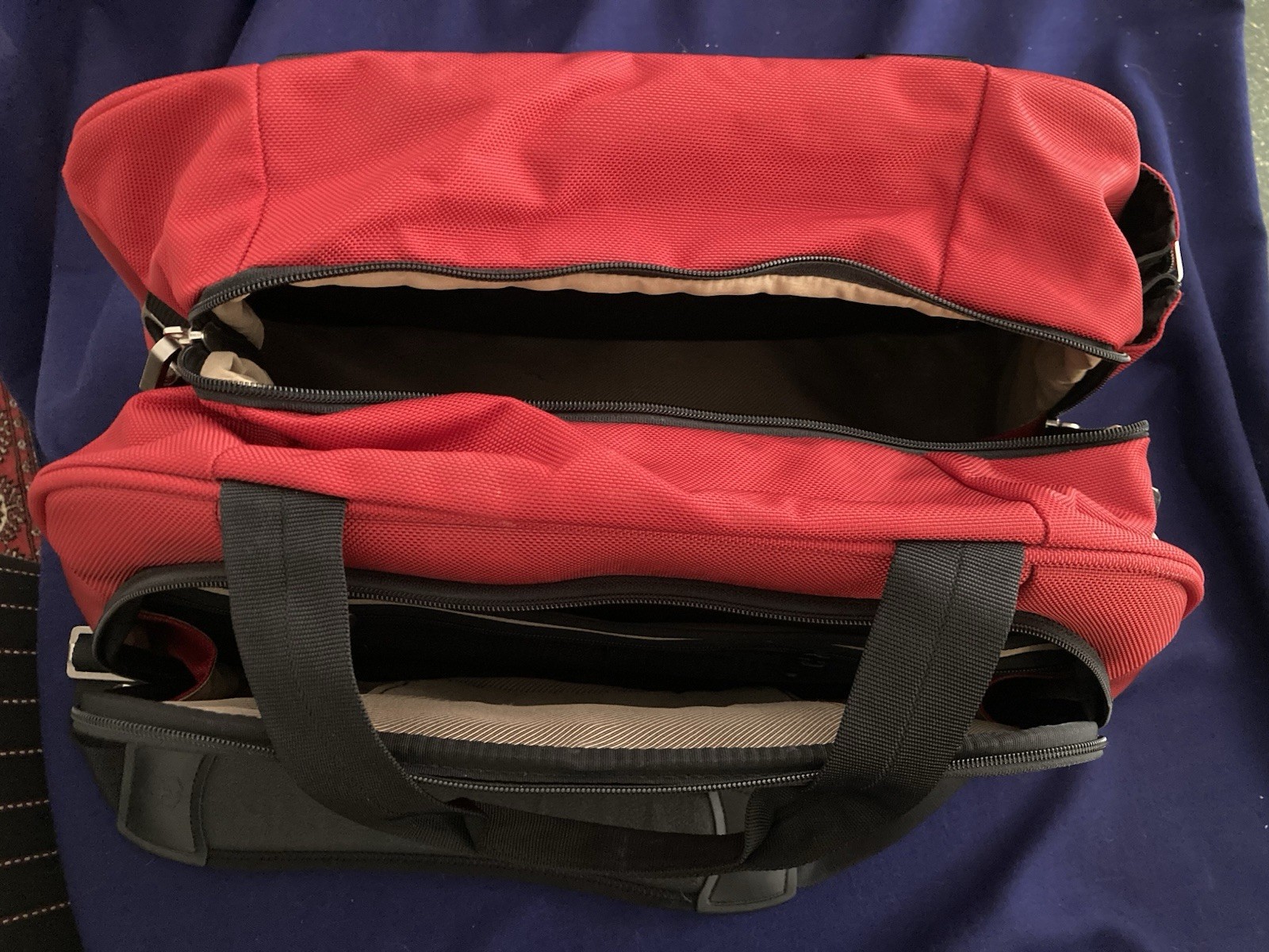 Victorinox Red Canvas Duffle Bag Luggage Carrier Zip Pockets Detachable Strap