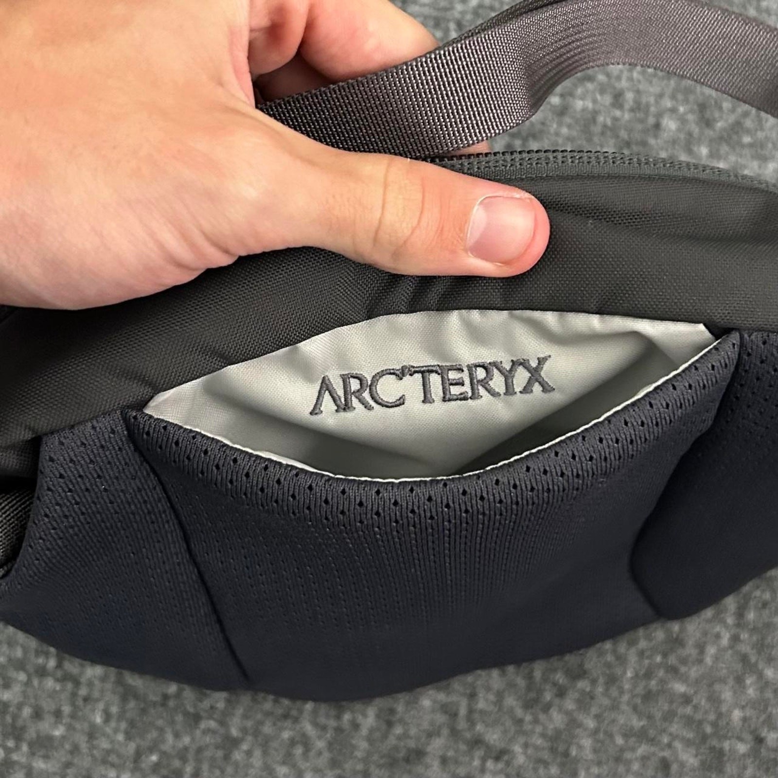 Arc’teryx Mantis 2 Waist Pack Graphite Grey Crossbody Bag