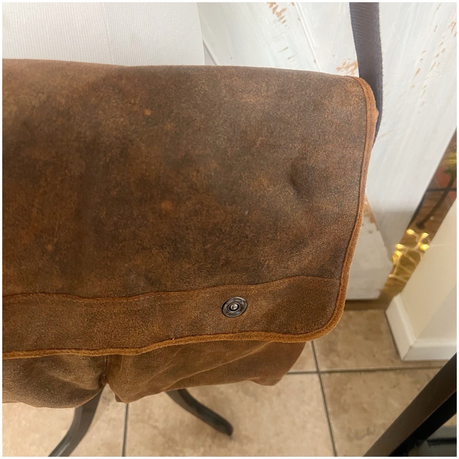 Wilson’s Leather Genuine Leather Messenger Back Large Brown Snap Button