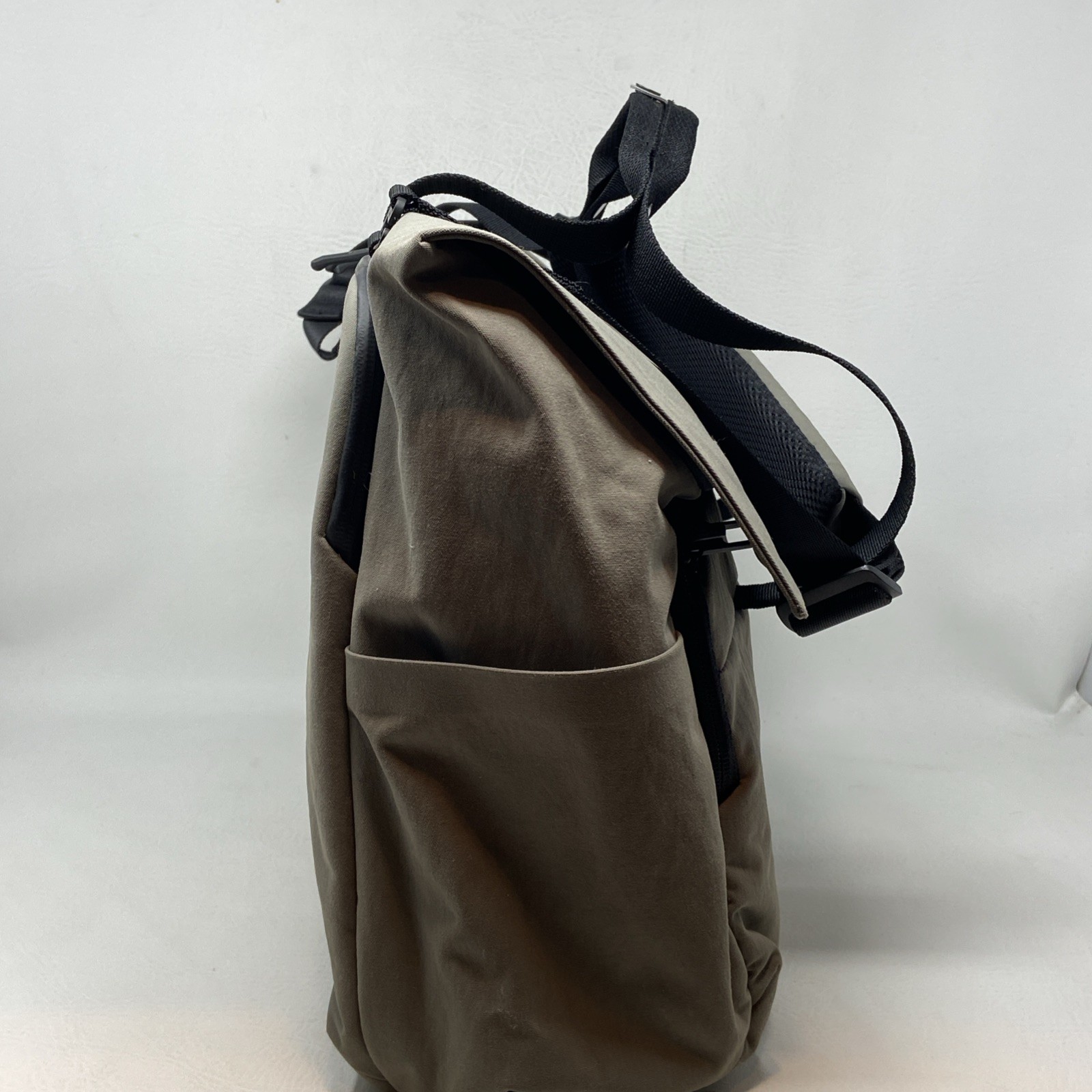 Lululemon Gray Early Embark Travel Messenger Computer Laptop Bag Cross Body EUC