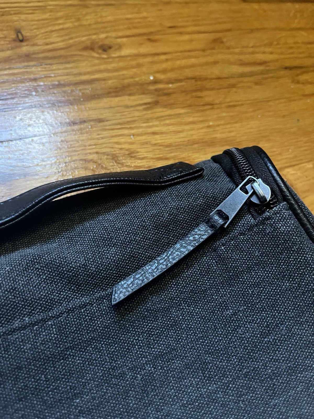 John Varvatos Travel Toiletry Bag. Gray 10″×7″×4″ in Dimensions
