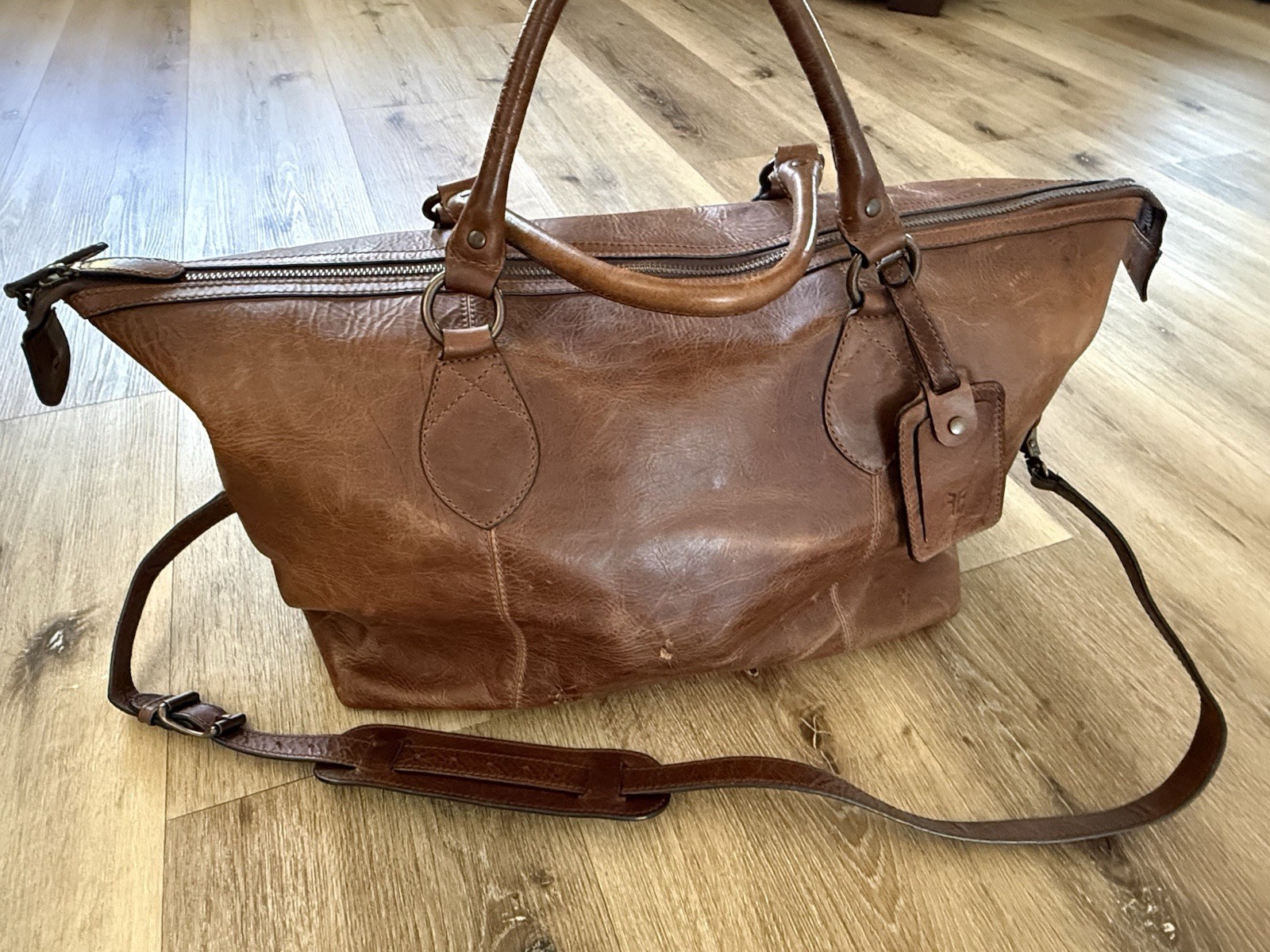 Frye Logan Overnight Leather Duffle weekender bag-cognac