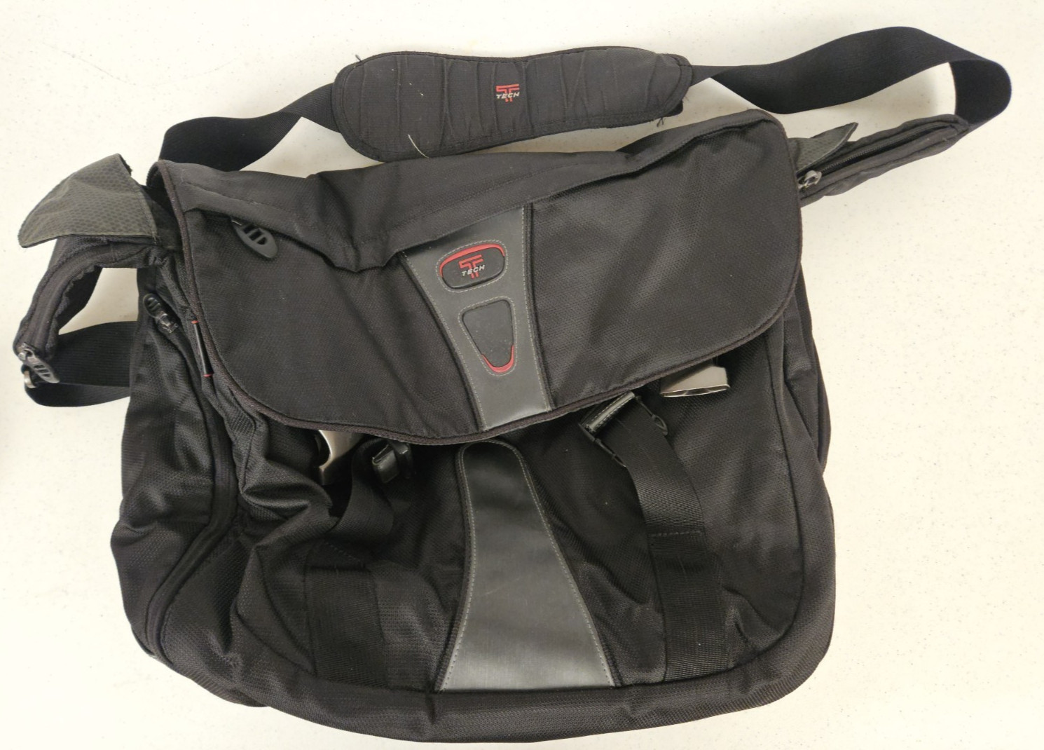 Tumi T-Tech Laptop Messenger Bag Black Briefcase Crossbody Essential Gear