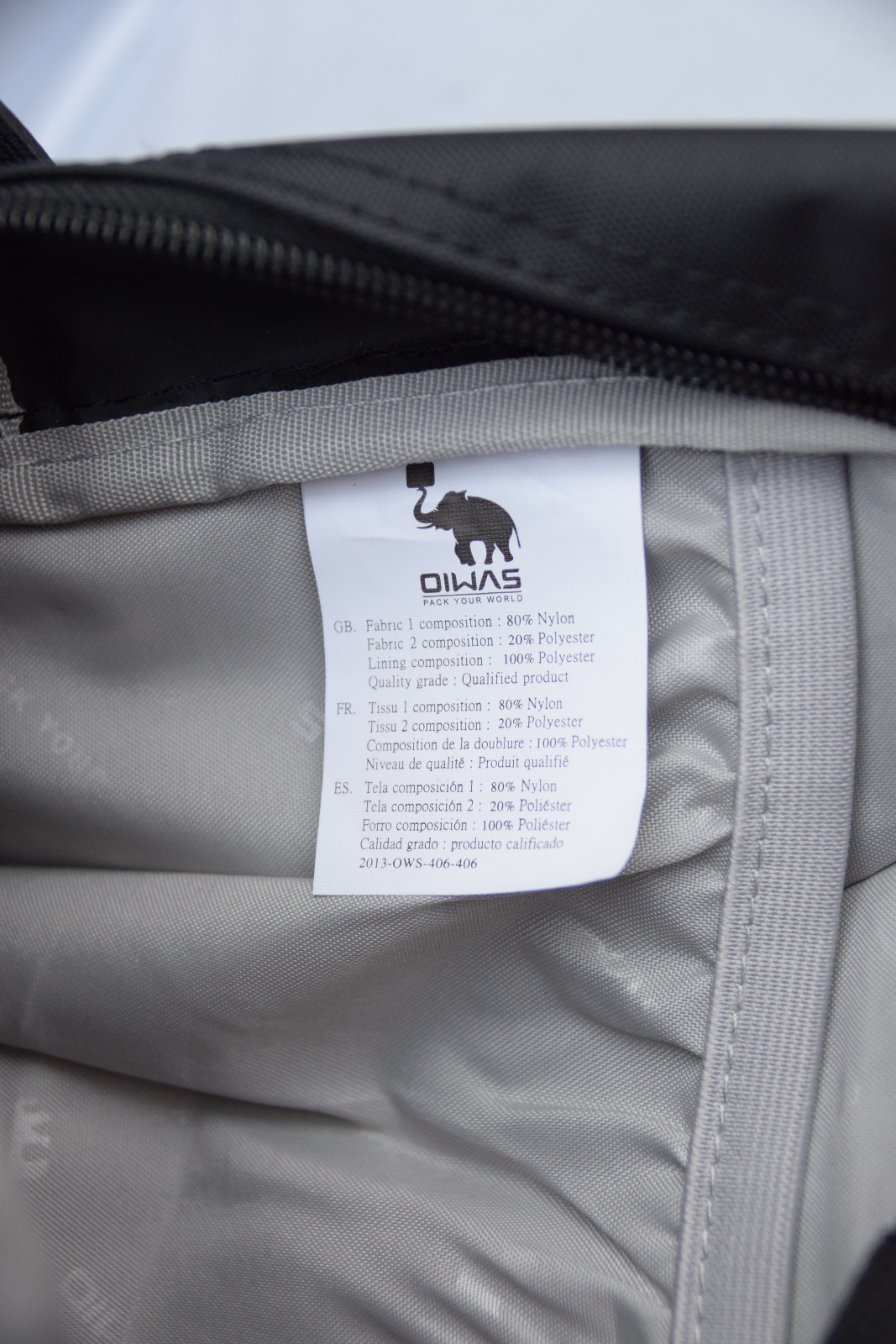 OIWAS 38L High-capacity Travel Backpack With Headphone Hole