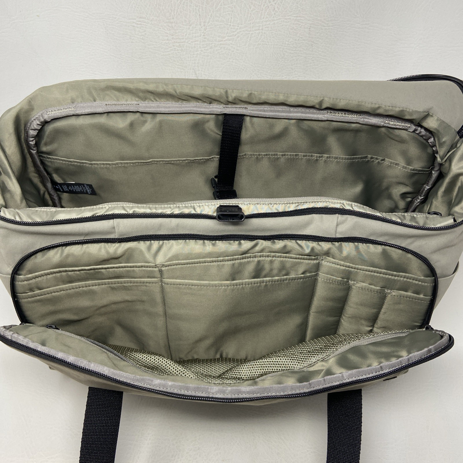 Lululemon Gray Early Embark Travel Messenger Computer Laptop Bag Cross Body EUC