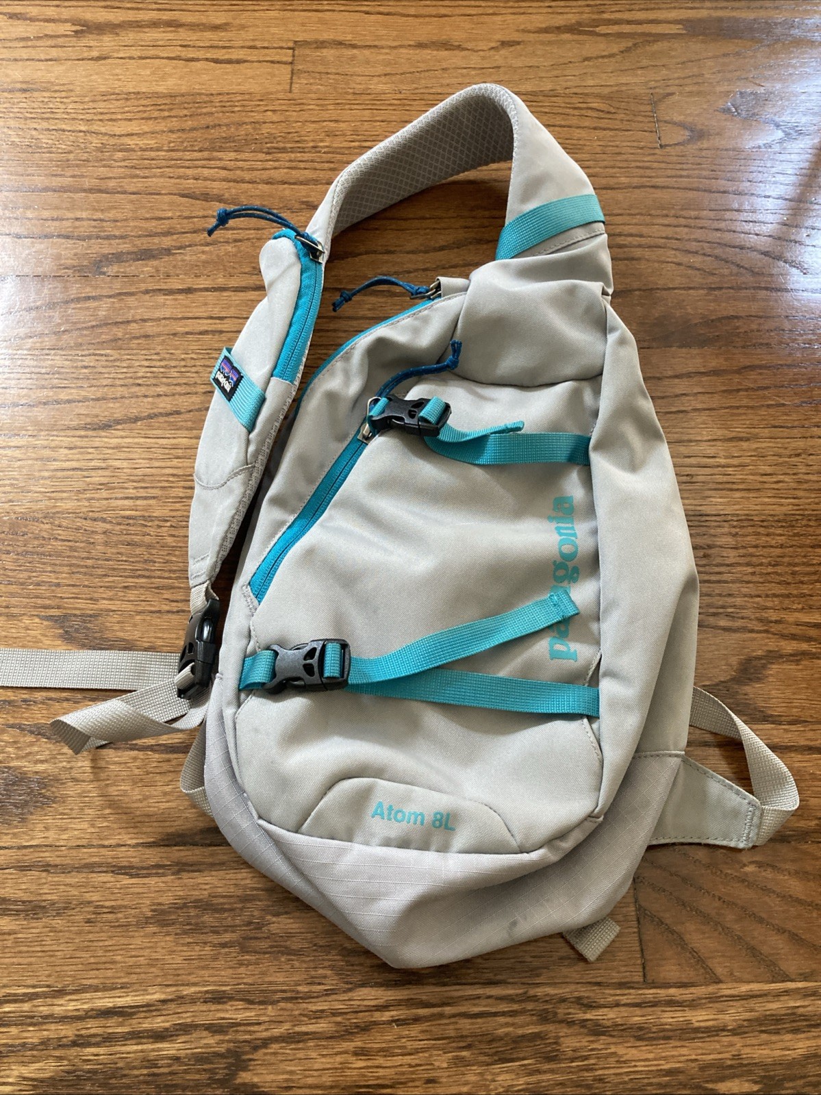 Patagonia Atom 8L Sling Backpack Tan Cream Teal Crossbody Hiking Travel Bag