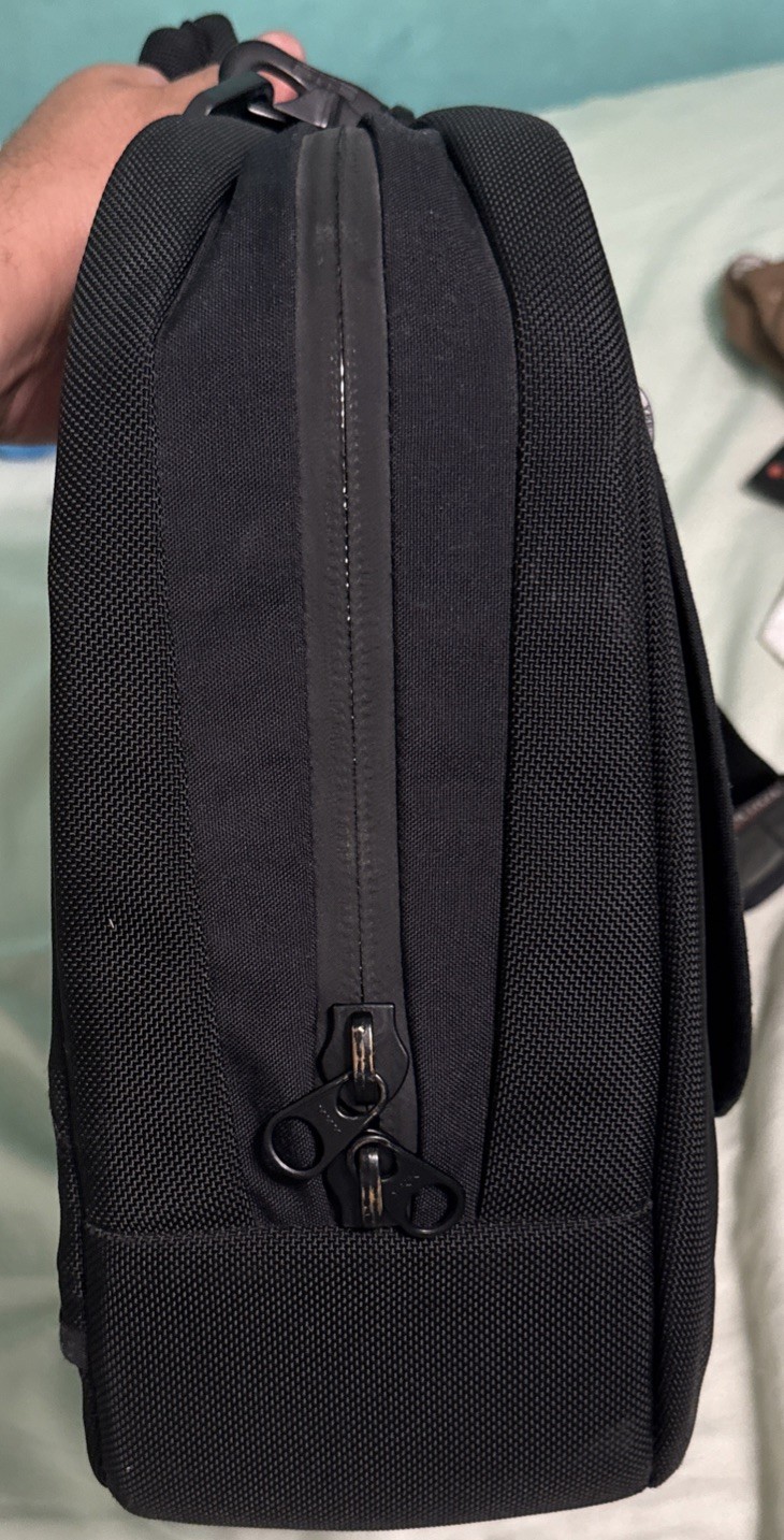 TOM BIHN Zephyr briefcase Laptop Bag Nylon Messenger w/ Shoulder Strap EUC 18”
