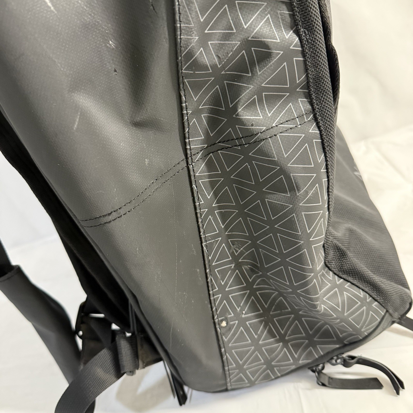 E1 Nomatic Travel Backpack Black – Gently Used – Expandable 20x12x10