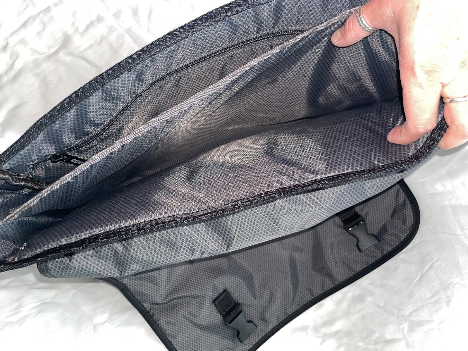 TUMI T-TECH Black Nylon Laptop Messenger Courier Bag-67970D-Near Mint