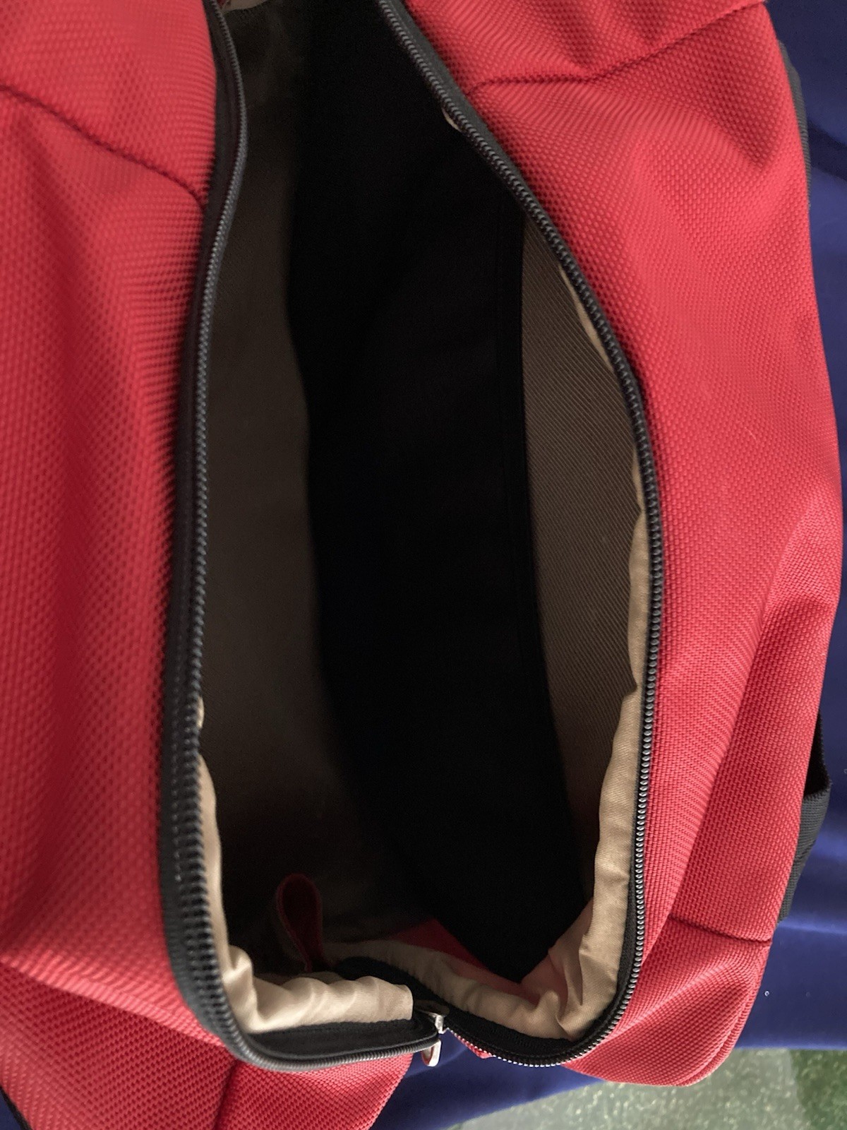 Victorinox Red Canvas Duffle Bag Luggage Carrier Zip Pockets Detachable Strap
