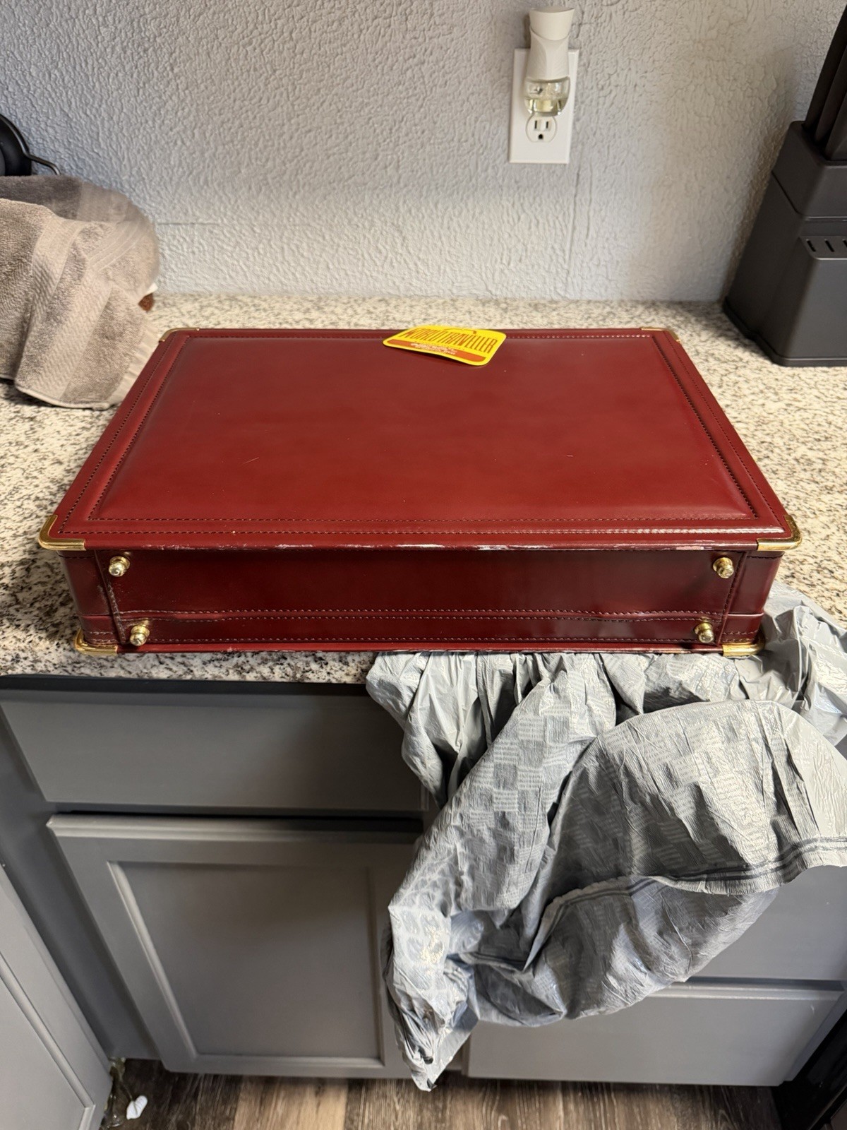 Vtg WORLD TRAVELLER Brown Leather Briefcase New Condition Combo Lock Red Velvet