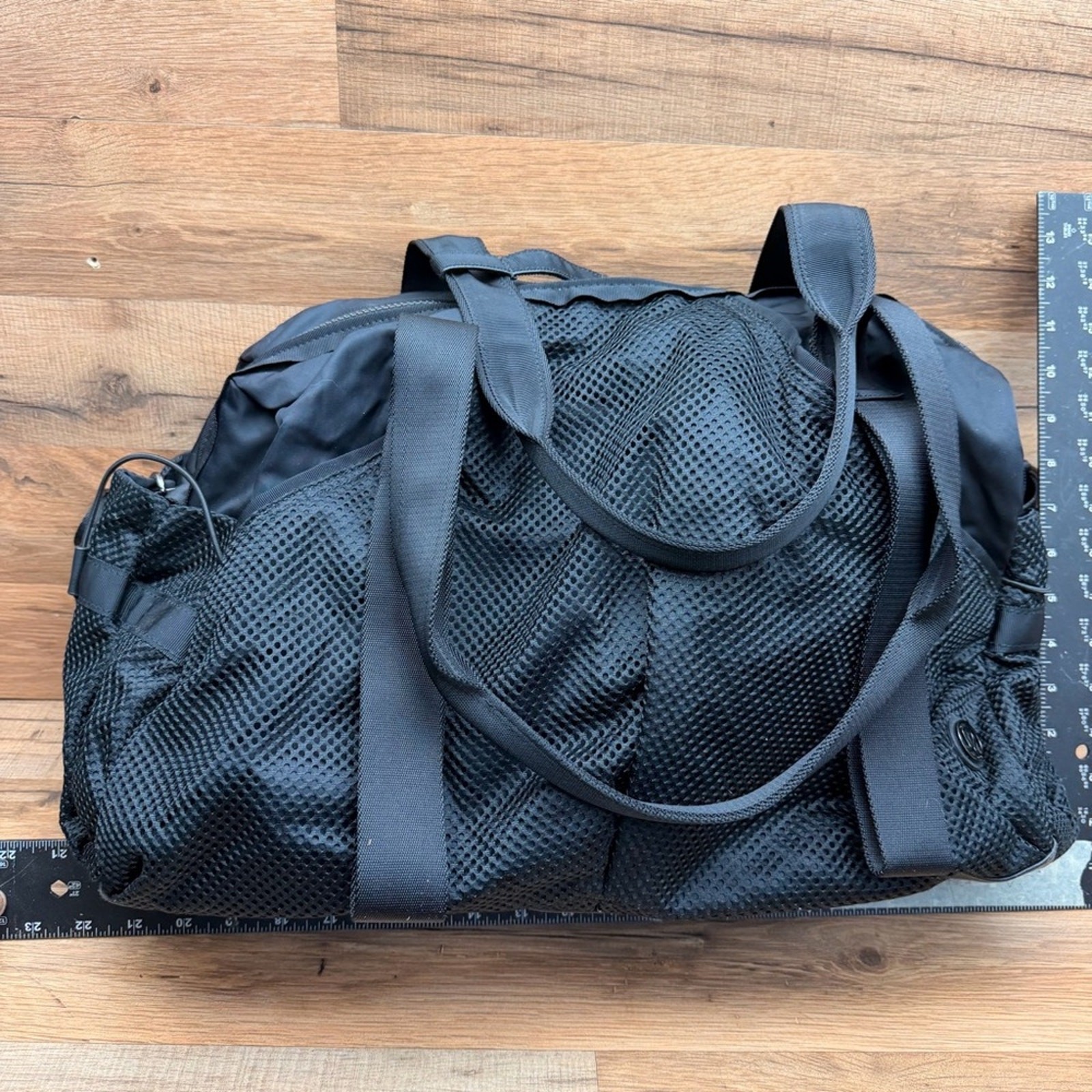 Lululemon Womens Zipper Closure Silver Tone Duffel Shoulder Handbag Black