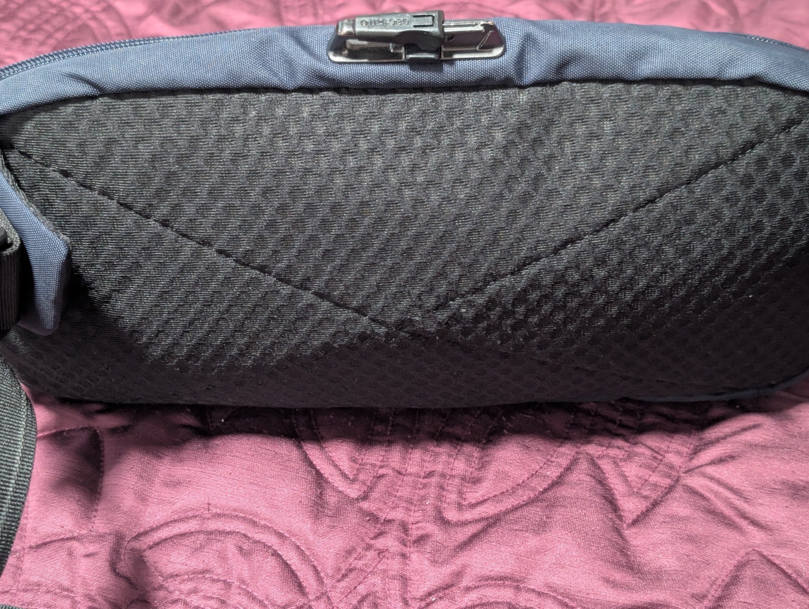 pacsafe v anti-theft action sling pac