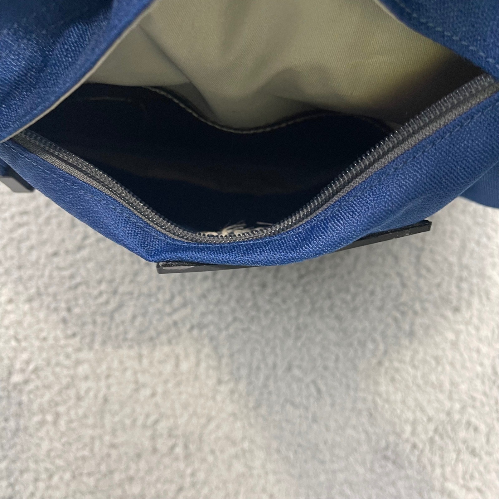 Osprey Veer Vertical Shoulder Bag Blue Grey Messenger Laptop crossbody sling Bag