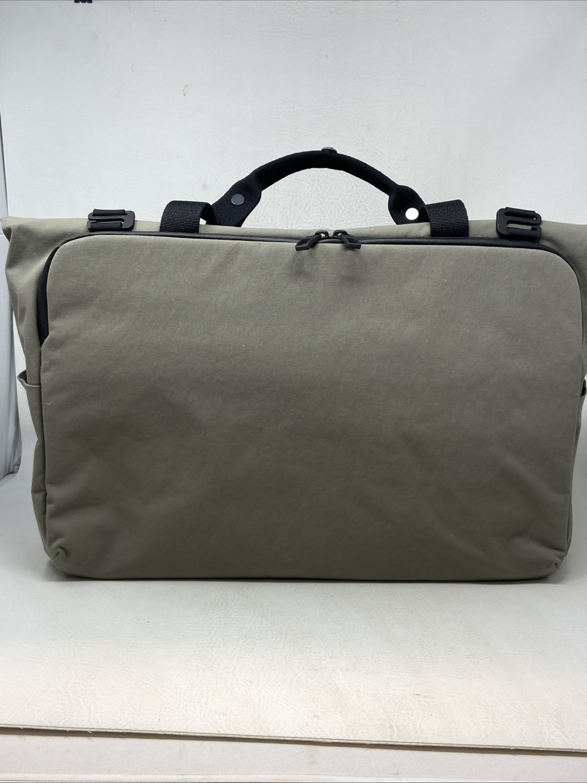 Lululemon Gray Early Embark Travel Messenger Computer Laptop Bag Cross Body EUC