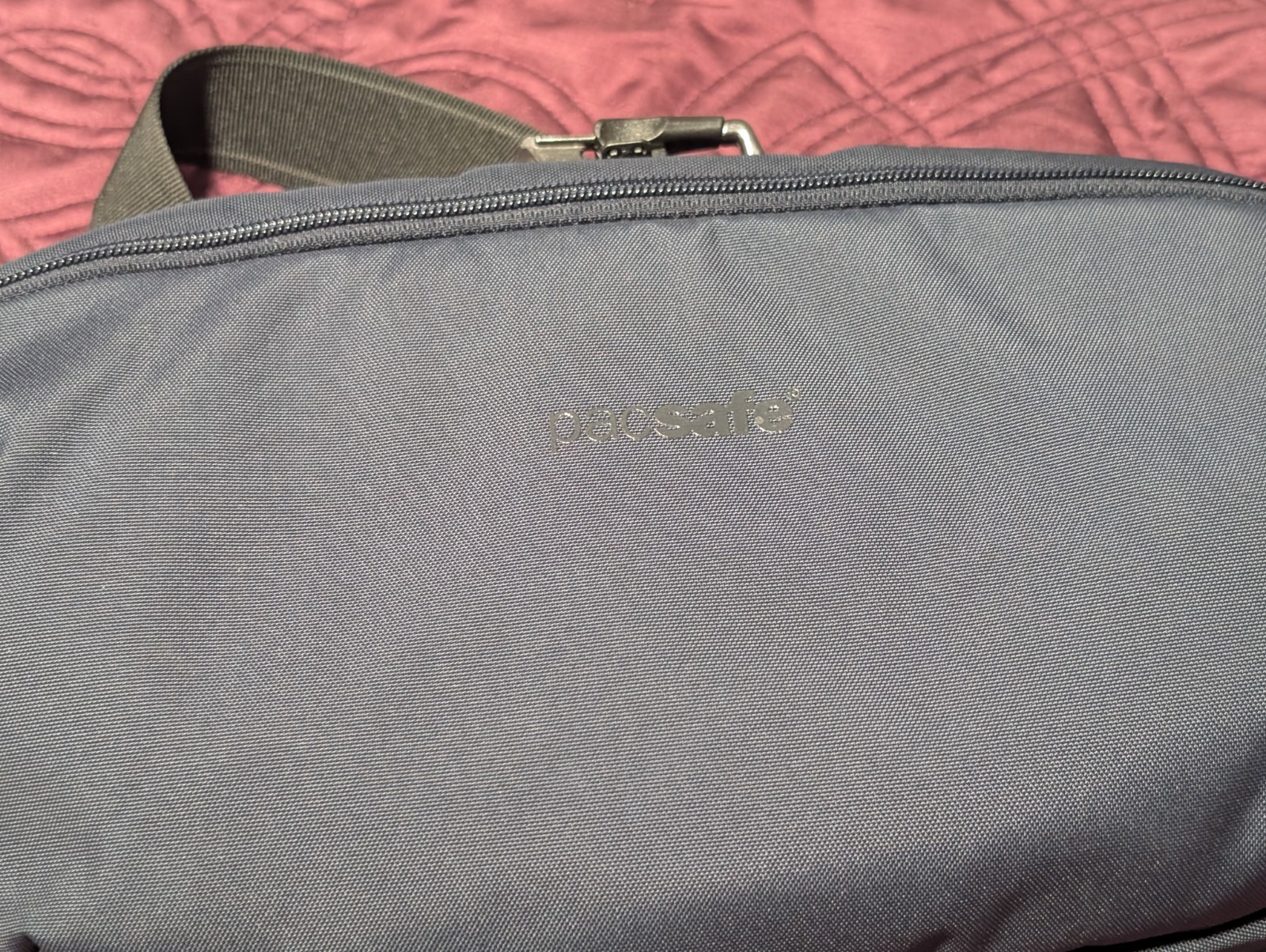 pacsafe v anti-theft action sling pac