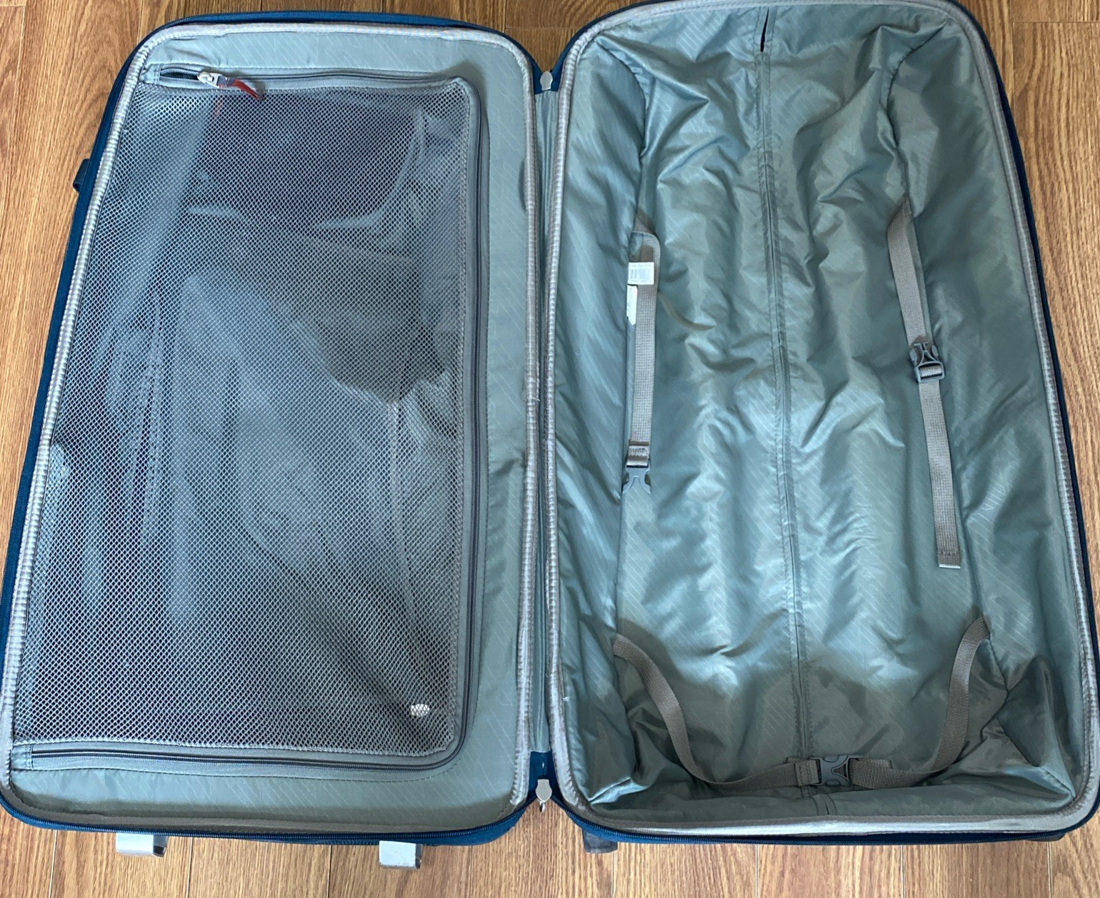 Thule Sweden Subterra Rolling Duffle 28″ Blue Carry On or Check Bag