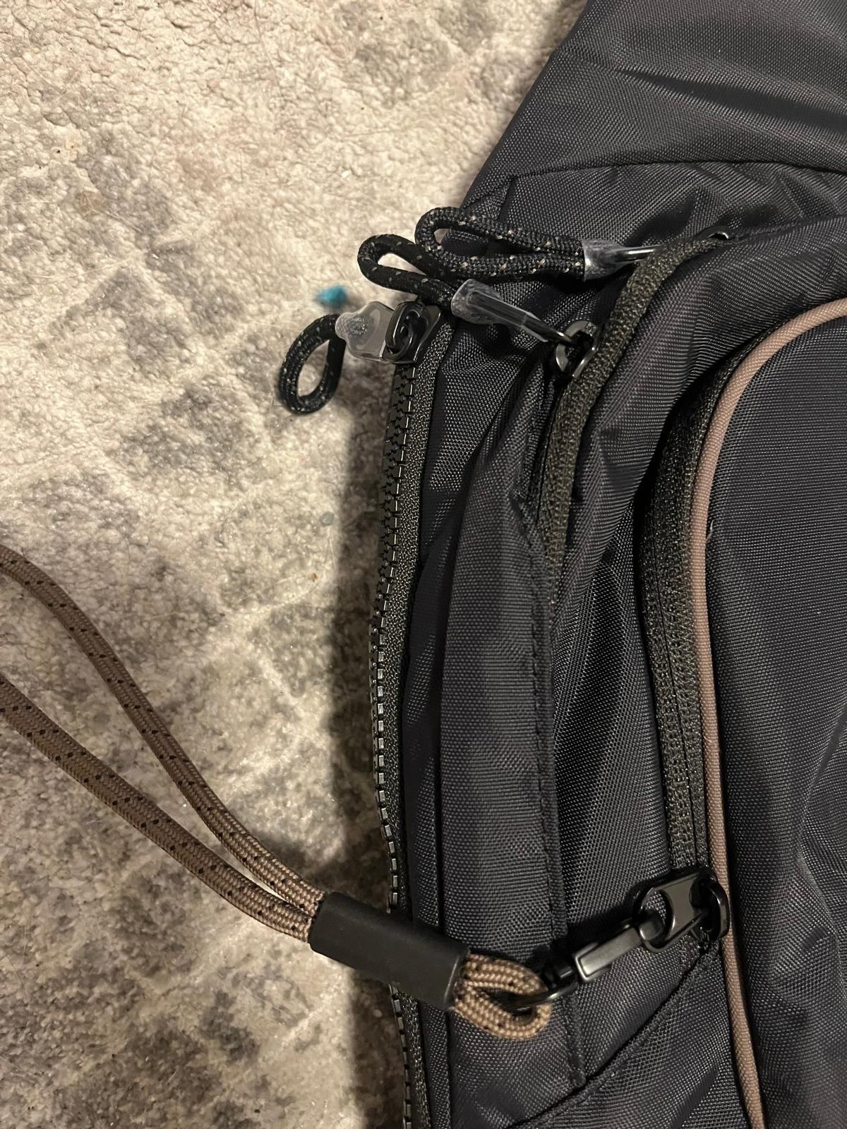 Nike 22S Sportswear Essentials Body Sling Bag (8L) Black/Black/Ironstone