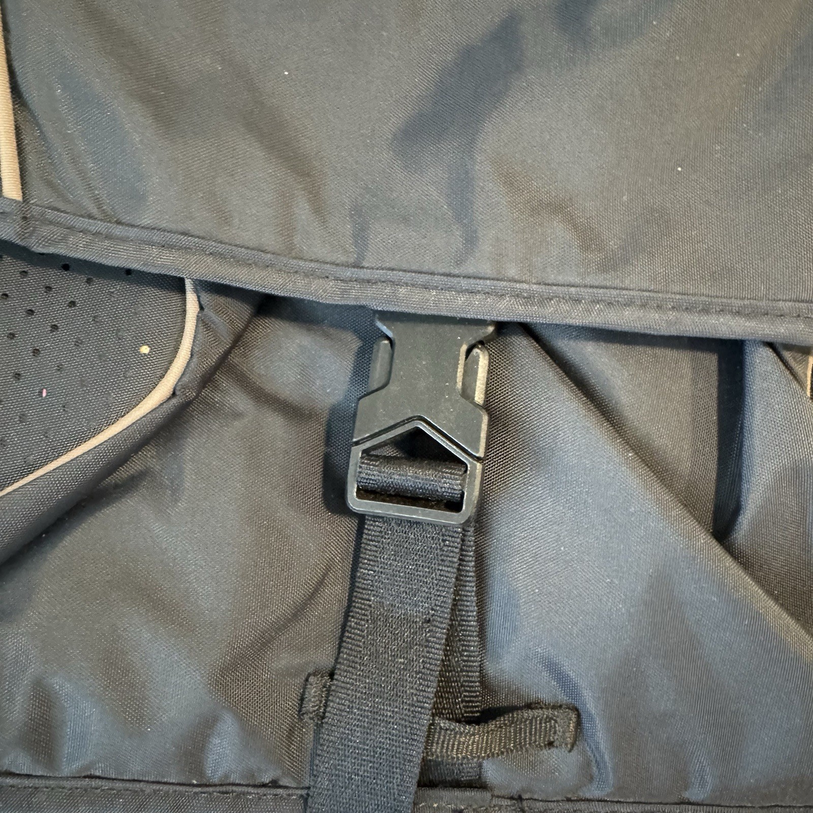 Nike Sportswear Essentials Messenger Bag (15L) Black Ironstone Shoulder Strap