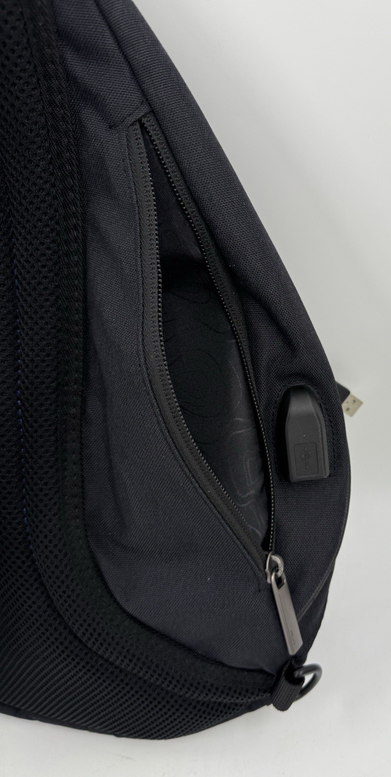 Mixi Sling Backpack with USB port Black Nylon 17 inches New Type M5225 USED 1x