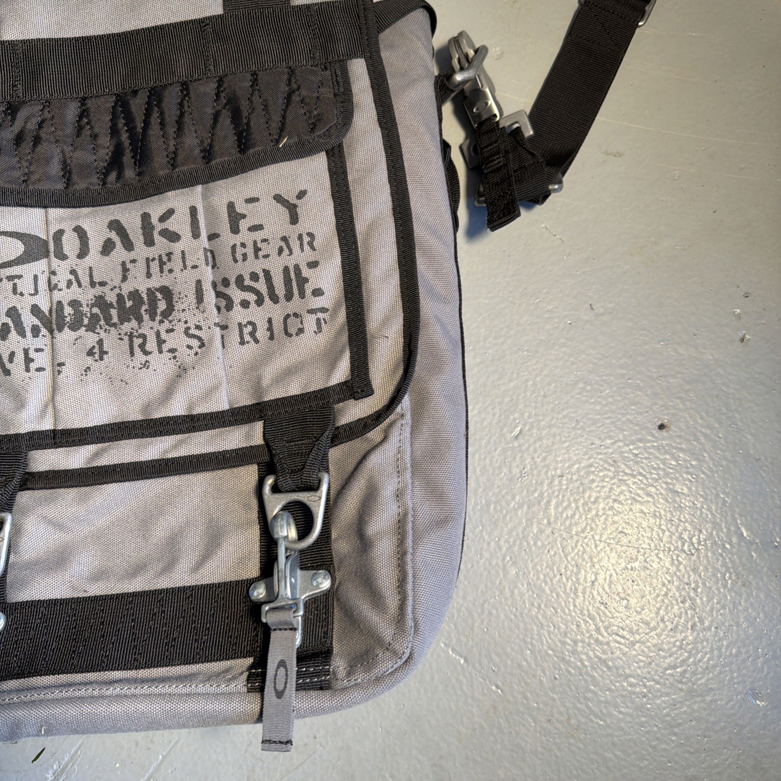 Oakley SI Tactical Field Gear Vertical Crossbody Bag