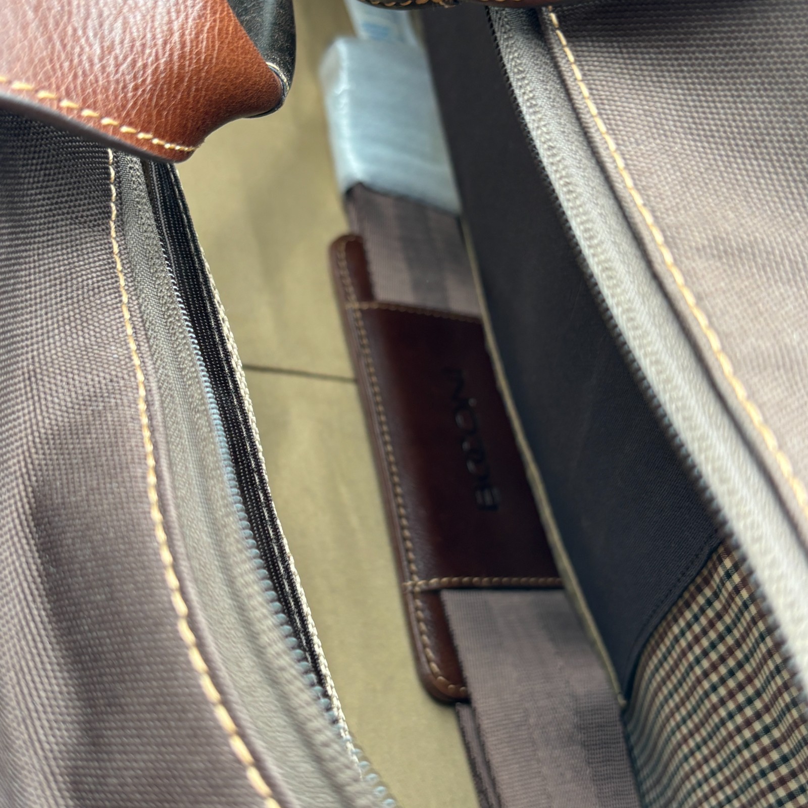 Boconi Garth Commuter Leather Duffle Bag 20.5″ W x 11.75″ H x 10″ D – Brown New