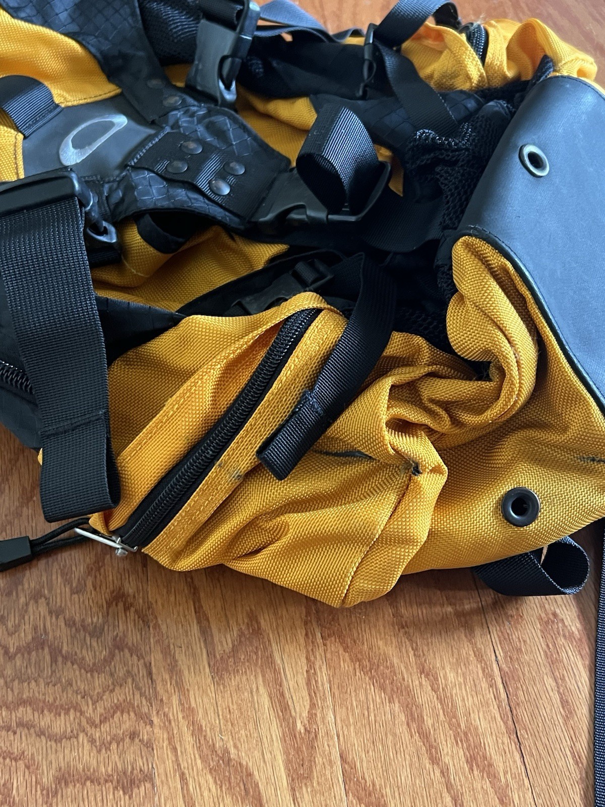 Oakley Icon 1.0 Tactical Backpack Bag Yellow Black Military Mechanism AP 07-139