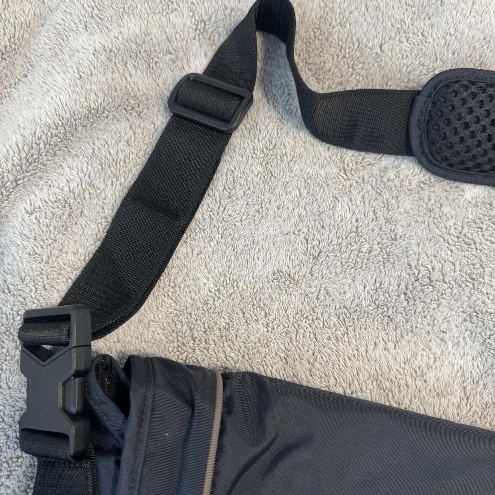 Nike Sportswear Essentials Messenger Bag (15L) Black Ironstone Shoulder Strap