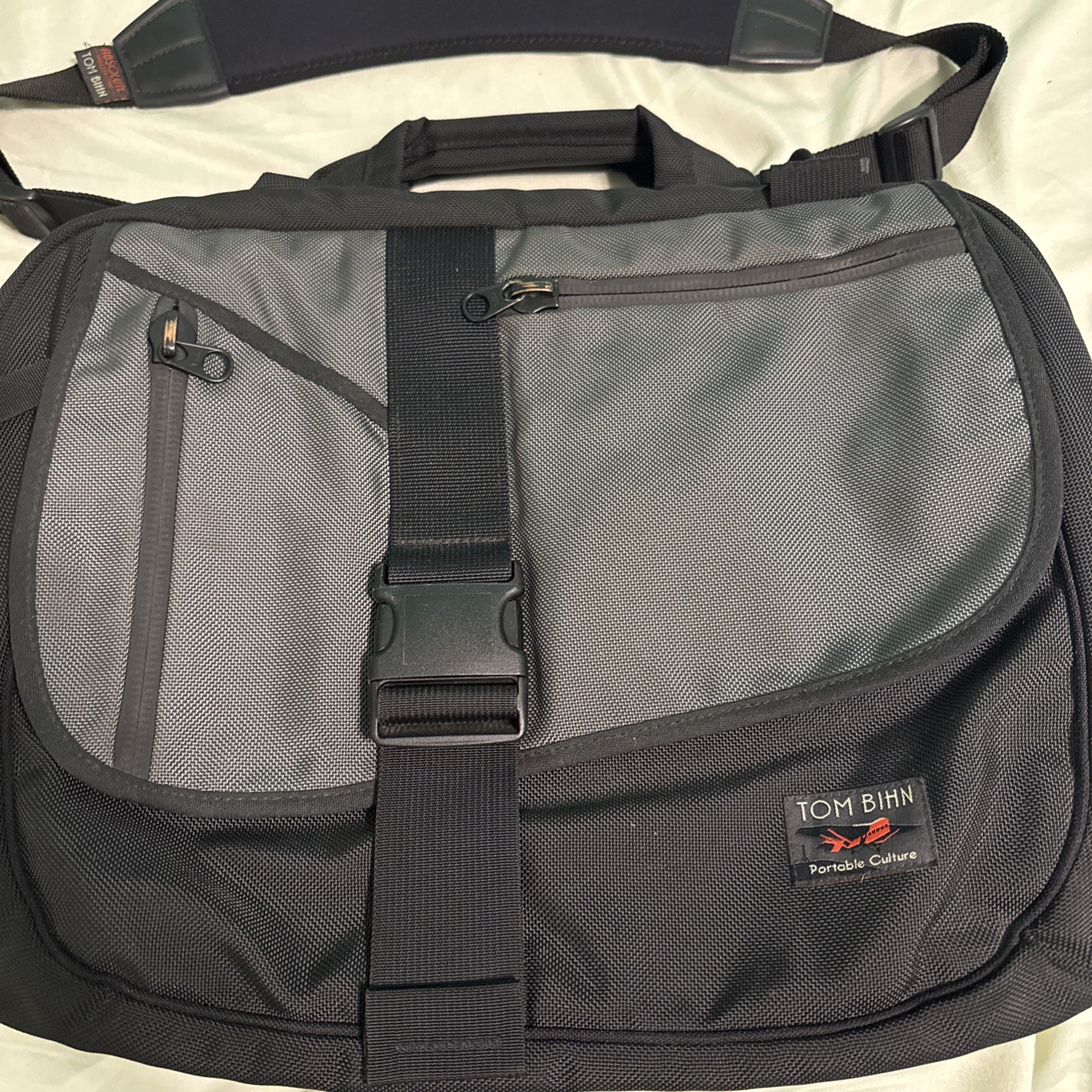 TOM BIHN Zephyr briefcase Laptop Bag Nylon Messenger w/ Shoulder Strap EUC 18”
