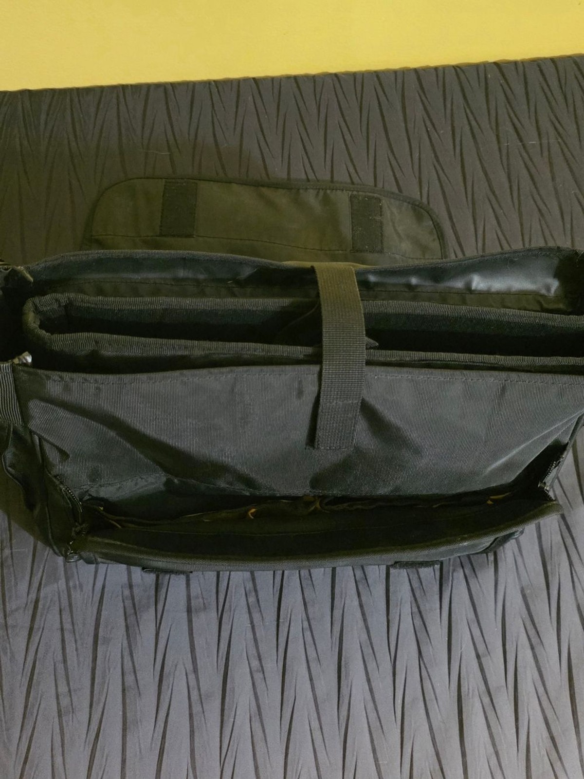 Jeep Black Men’s Messenger Bag – Durable Everyday Carry