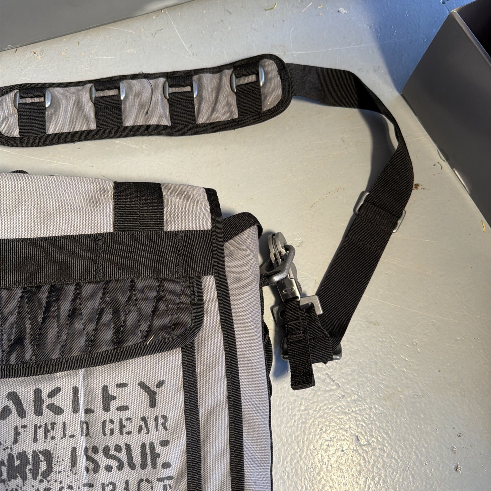 Oakley SI Tactical Field Gear Vertical Crossbody Bag