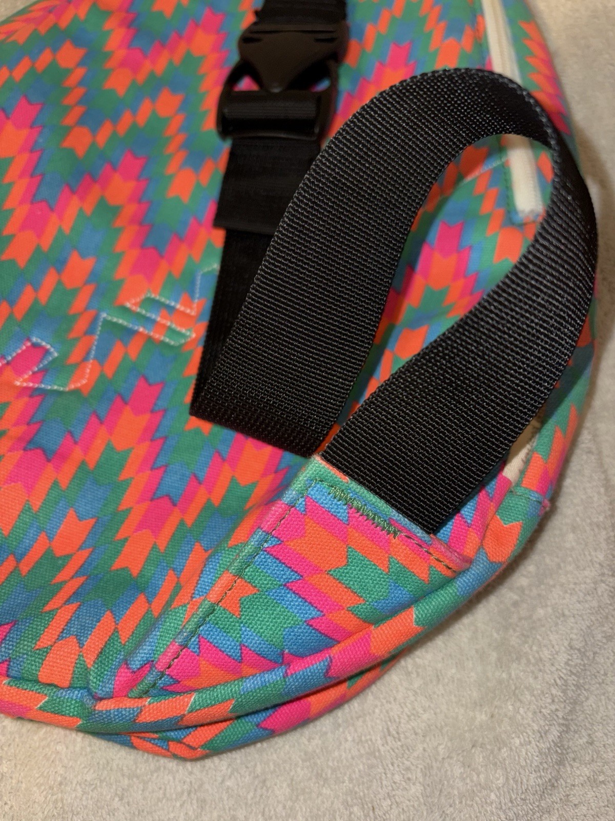 KAVU Rope Sling Multicolor Geometric Crossbody Bag Adj Strap Zip Pockets Cup