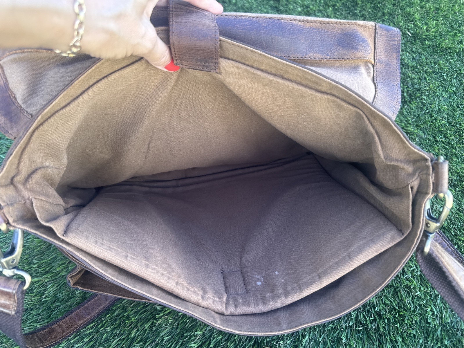 KomalC Distressed Genuine Leather Briefcase Laptop Messenger Bag • Fabulous