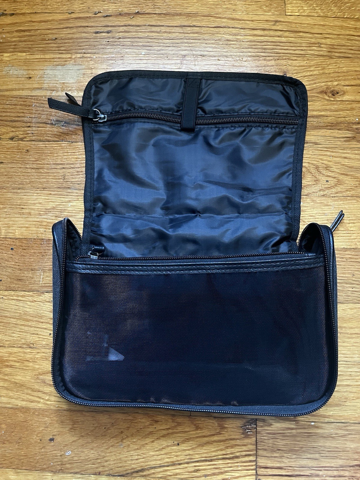John Varvatos Travel Toiletry Bag. Gray 10″×7″×4″ in Dimensions