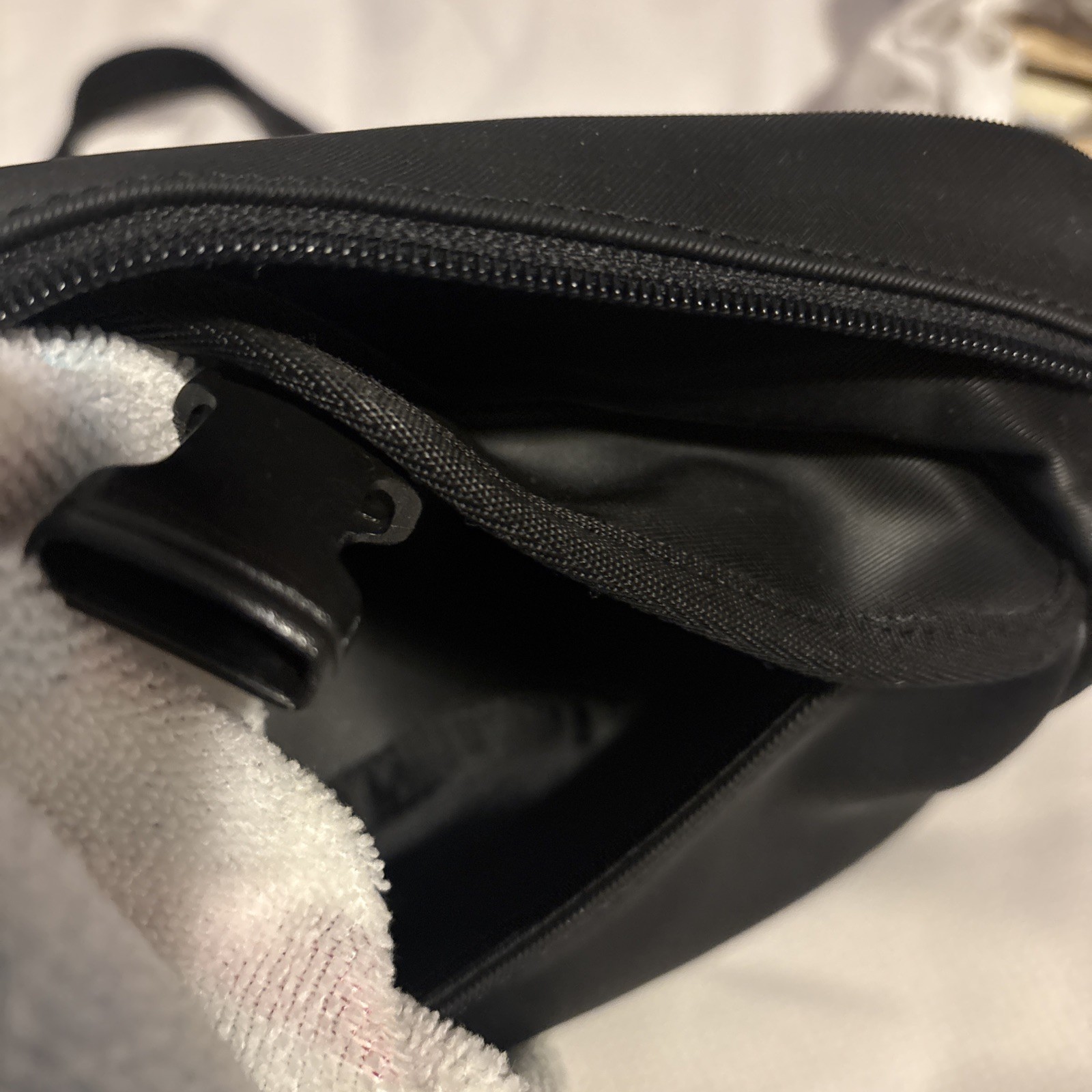 Vintage-Tommy Hilfiger Unisex Medium Black Crossbody Bag Adjustable.