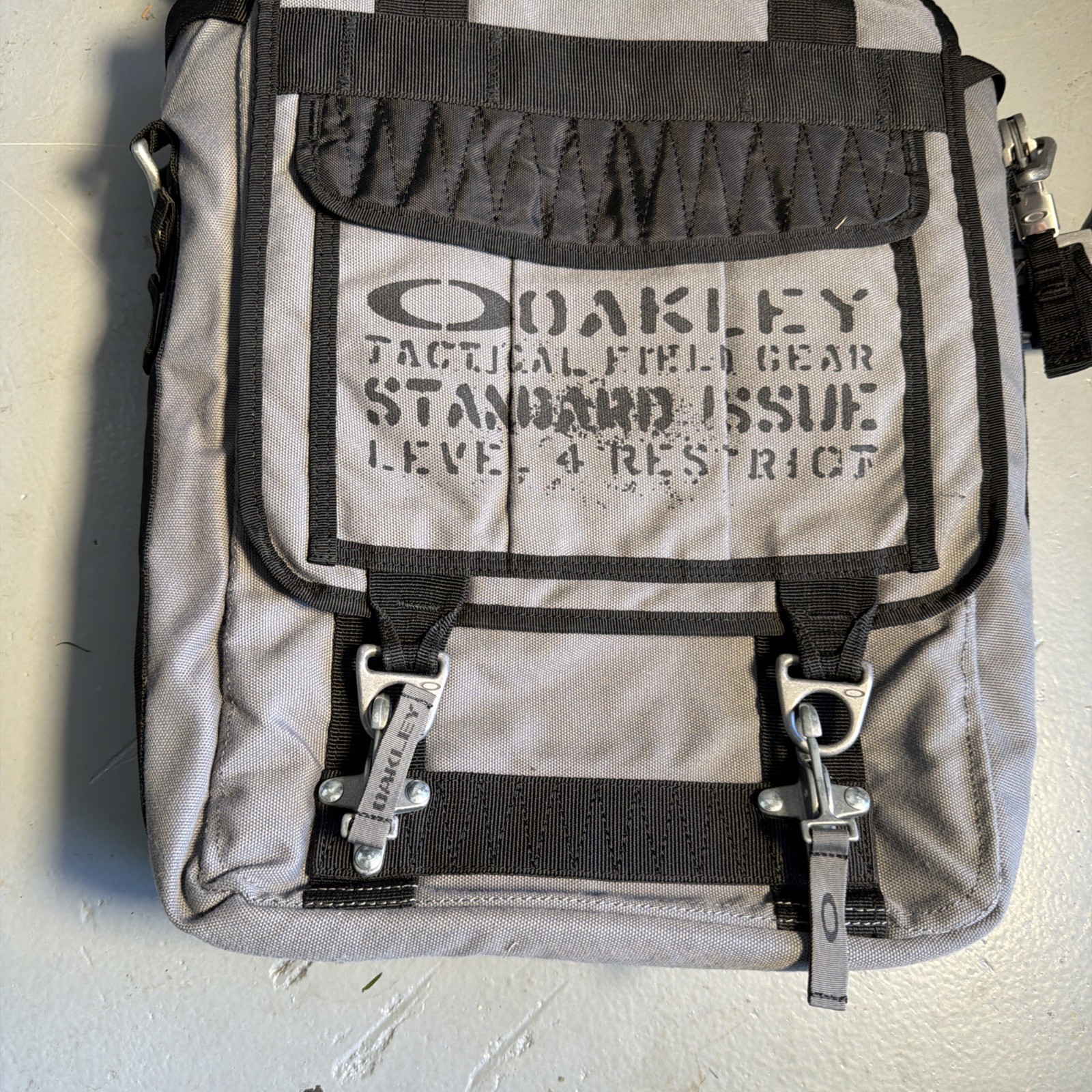 Oakley SI Tactical Field Gear Vertical Crossbody Bag