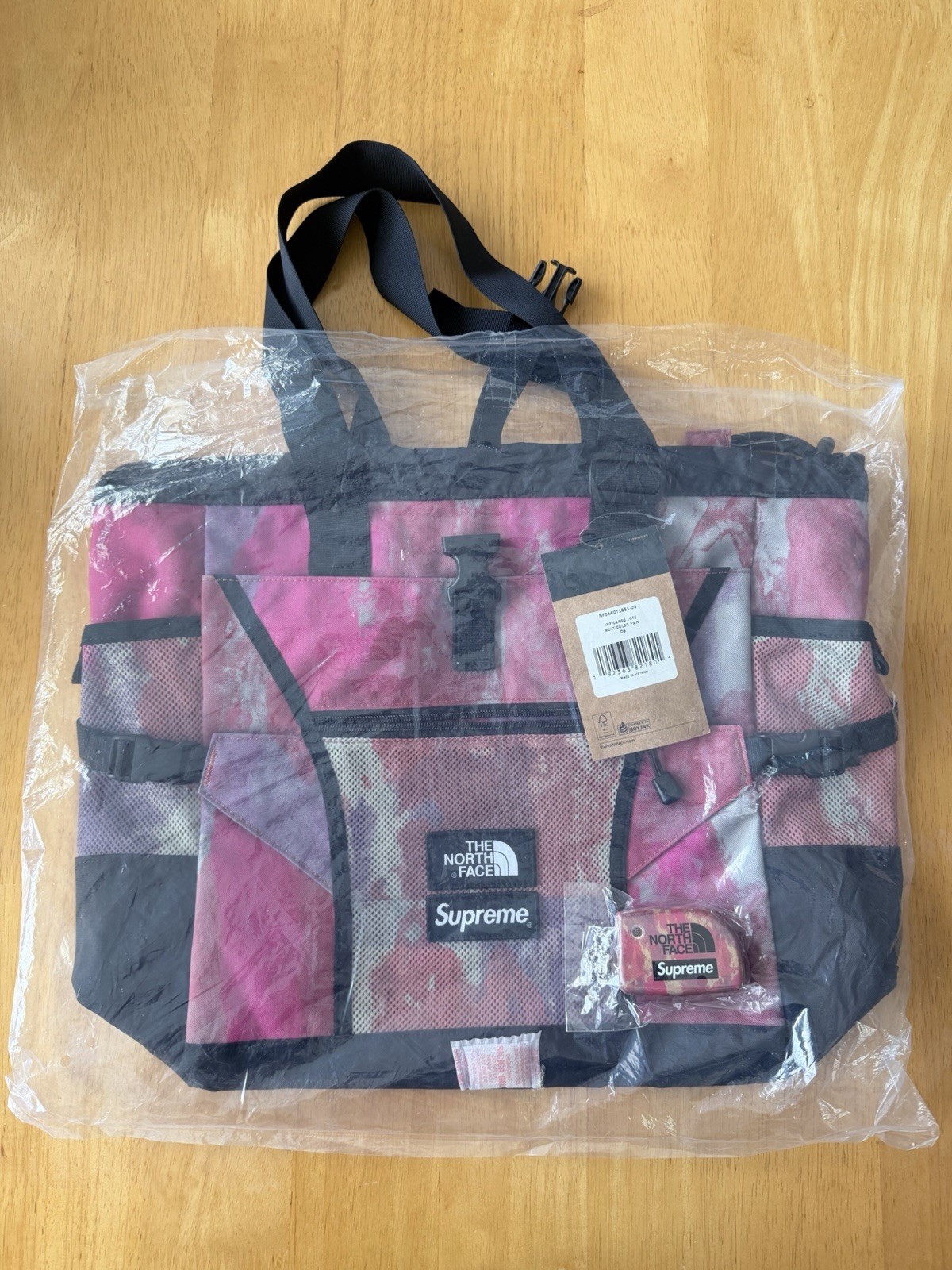 SUPREME x The North Face Cargo Tote multicolor S/S 2020 and Keychain