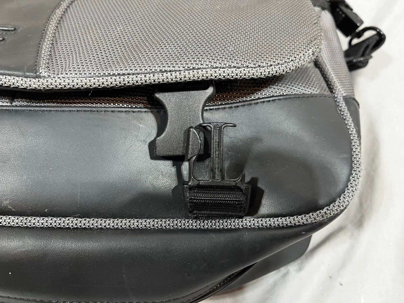 TUMI T2 Tech Heavy Duty Gray Expandable Messenger Bag Satisfaction Guaranteed