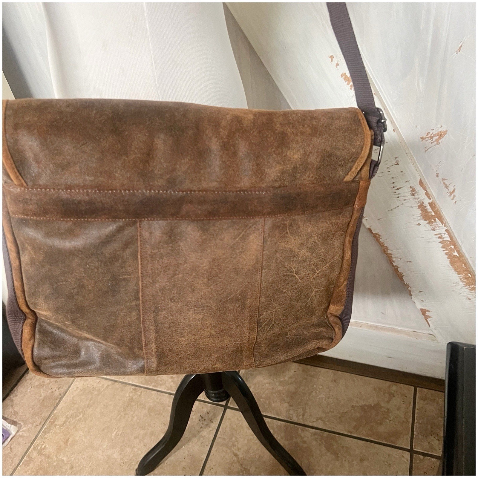 Wilson’s Leather Genuine Leather Messenger Back Large Brown Snap Button