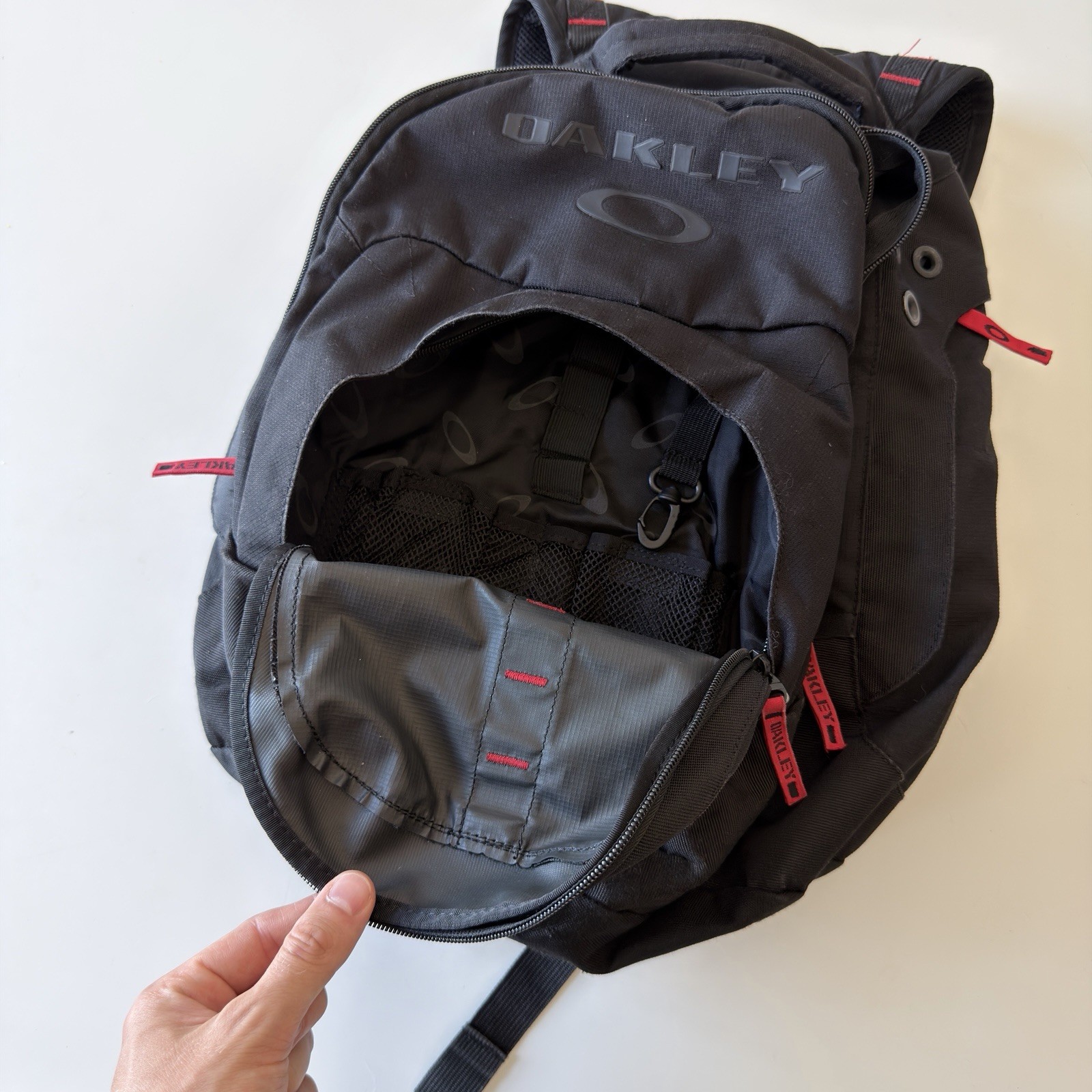 Vintage Oakley Backpack Black Red Hiking Outdoors Gorpcore Y2K Software