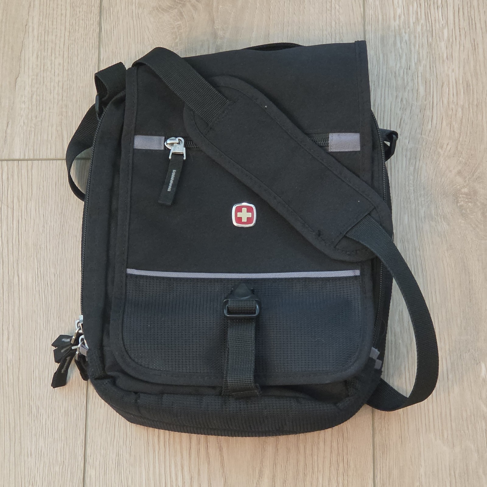 Swiss Gear Black Multi Compartment Crossbody Shoulder Bag